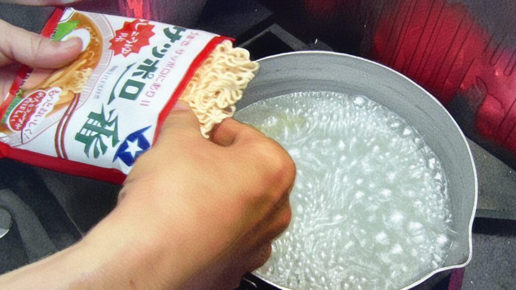 劇中ラーメンはサッポロ一番しょうゆ味ベース