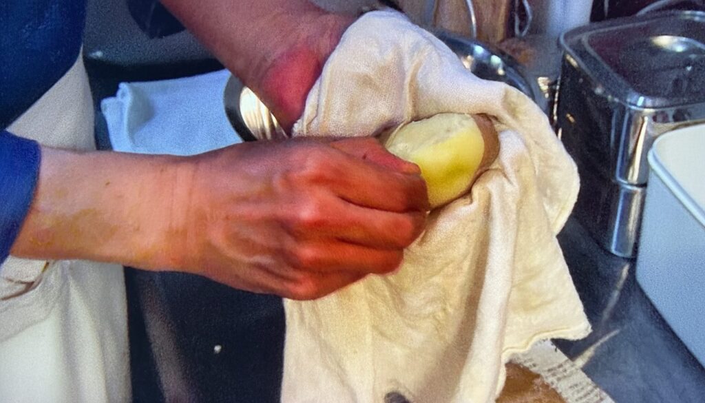 じゃがいもを皮ごと茹でる調理ポイント